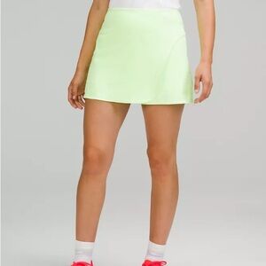 LULULEMON TENNIS SKIRT BRAND NEW!!
never worn with tags perfect condition!!!!